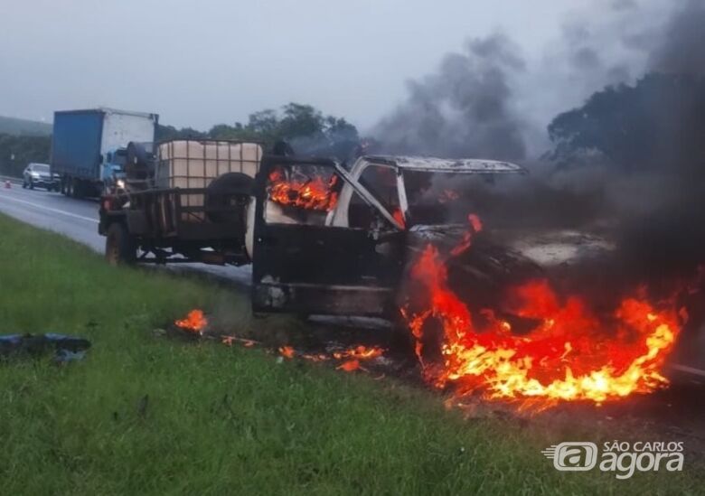 Caminhonete pega fogo na Washington Luís - Crédito: Artesp
