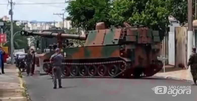 Tanque do Exército chama atenção em rua do Santa Felícia; veja vídeo  - 