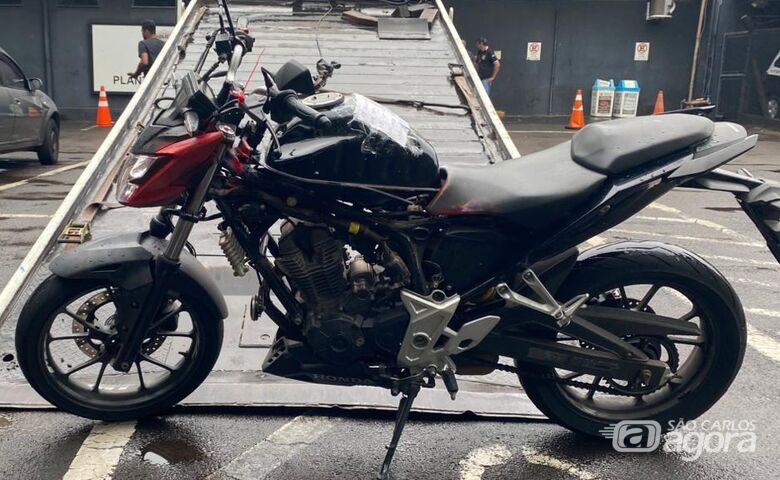 Suspeitos são detidos com motocicleta parcialmente desmontada em estabelecimento em São Carlos - Crédito: SCA