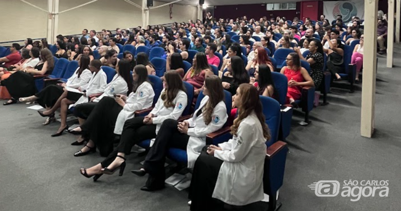 Público na cerimônia de formatura (Foto: Acervo-Ana C. Beleza)) - 
