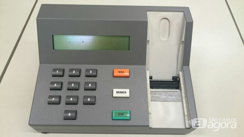 Protótipo da urna eletrônica do TRE-MG, 1995. Museu do Voto (TSE) - 