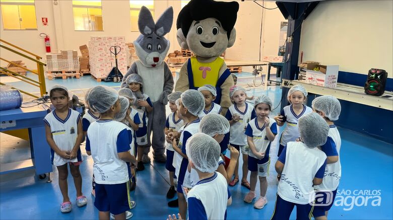 Alunos da CEMEI Lauro Monteiro visitam fábrica de chocolates Tiquinho e vivem manhã especial - Crédito: divulgação