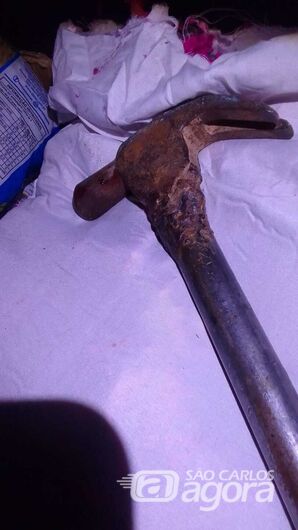 Mulher é presa pela PM após agredir companheiro com golpes de martelo na região - Crédito: Foto: Flavio Fernandes/São Carlos Agora