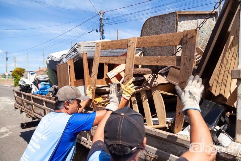 Mutirão contra a dengue recolhe 20 caminhões de resÃduos no Eduardo Abdelnur -