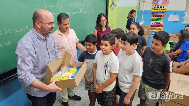 Prefeito e secretário participam da entrega de 761 kits escolares na EMEB Angelina Dagnone de Melo - 