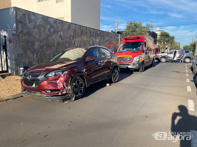 Motorista fica ferido após colisão entre dois carros no Centro de São Carlos - Crédito: Foto: SCA