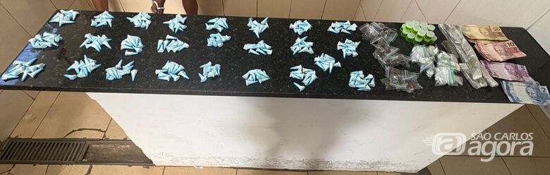 Adolescentes são detidos pela PM com drogas e dinheiro em telhado de residência no Santa Angelina - Crédito: Foto: Divulgação/PM