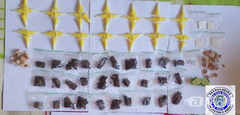 GCM encontra sacola com drogas escondida em árvore de Ibaté - Crédito: Foto: Divulgação/GCM