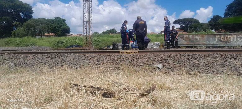 Homem morre e tem corpo partido ao meio após ser atropelado por trem no Centro de São Carlos - Crédito: Foto: SCA
