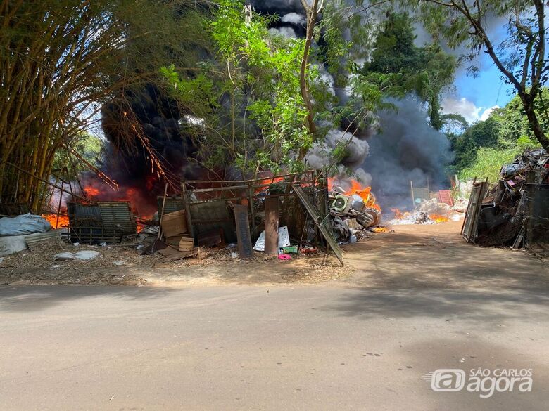 Incêndio atinge depósito de sucata e grande fumaça chama atenção em São Carlos - Crédito: Foto: SCA
