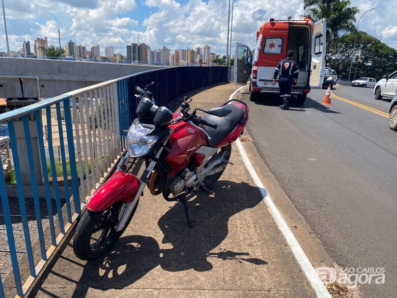 Motociclista fica ferido após queda em viaduto no Centro de São Carlos - Crédito: Foto: SCA