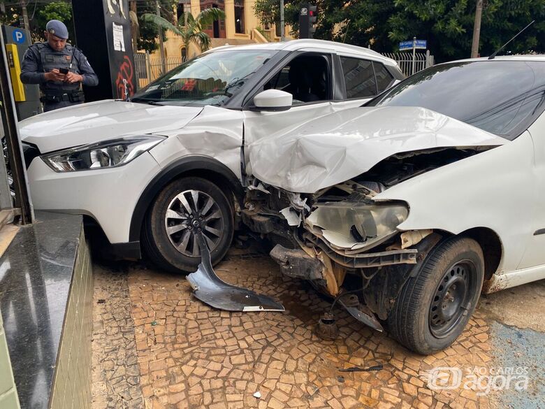 Avanço de sinal provoca acidente entre dois carros em cruzamento no Centro de São Carlos - Crédito: Foto: SCA