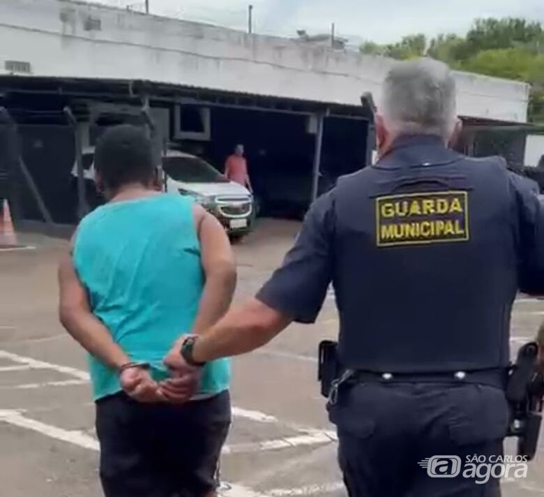 Jovem procurado por roubo é preso pela GCM em unidade de saúde no Jardim Zavaglia - Crédito: Foto: Reprodução