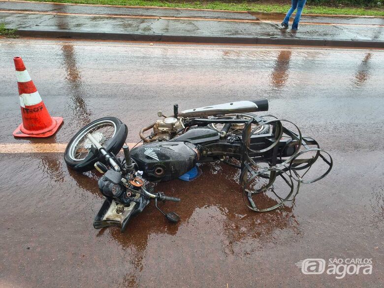 Motociclista morre após colidir na traseira de caminhão em via de acesso da região - Crédito: Foto: Colaboração