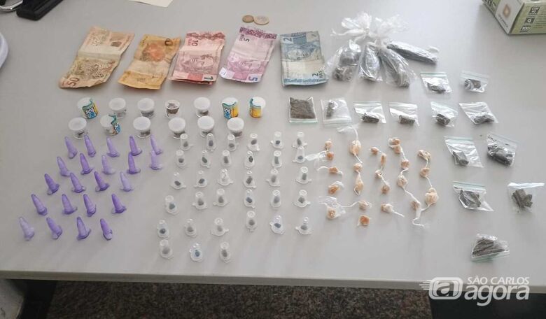 Drogas são apreendidas próximas à Praça Aparecidinha, em Ibaté - 