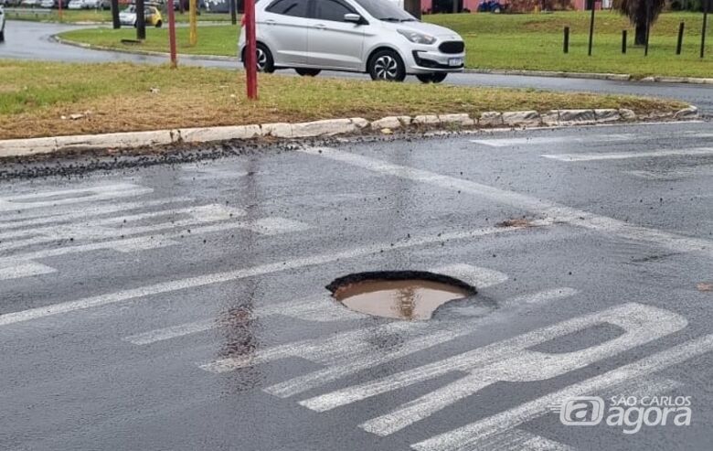 Moradores denunciam buracos em avenidas e cobram manutenção - 
