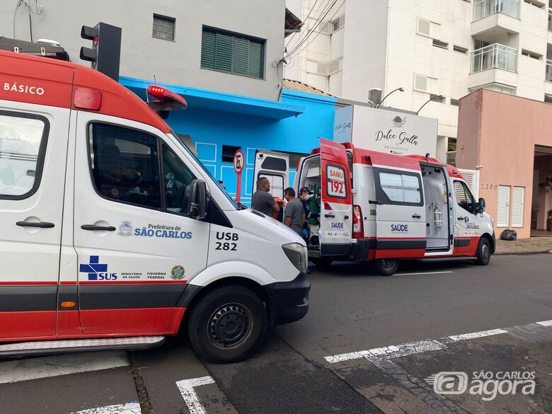 Pedestre e motociclista ficam feridos após acidente na região central - Crédito: SCA