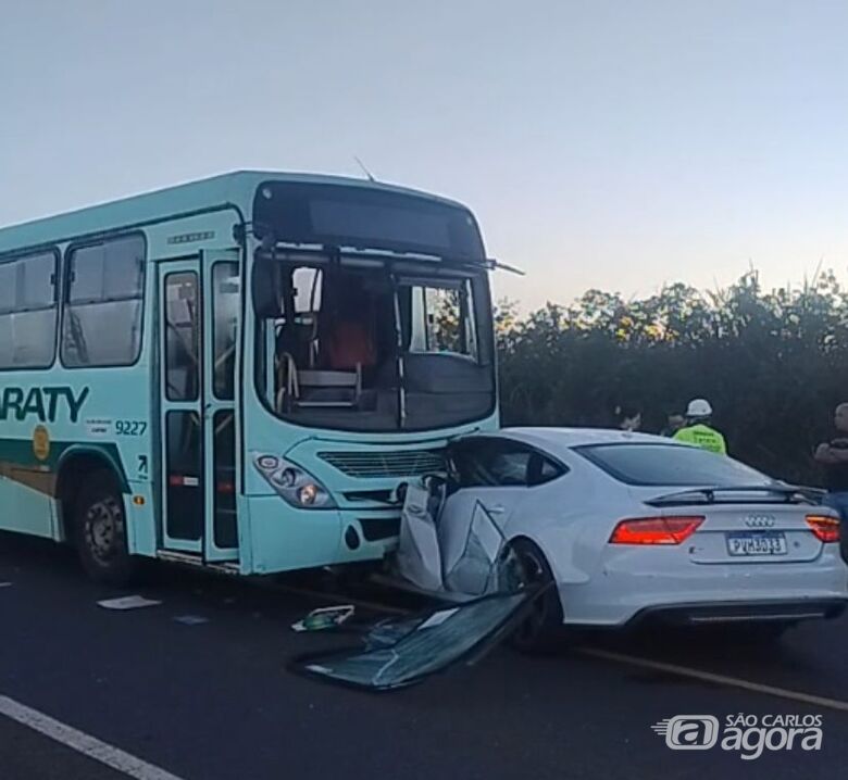 Motorista fica ferido após ônibus invadir contramão e bater de frente com carro na SPA-257  - Crédito: Foto: Reprodução/Araraquara Agora