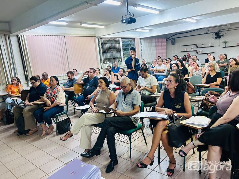 Presidente da Câmara de São Carlos reforça combate ao feminicídio em encontro com educadores da rede estadual - 