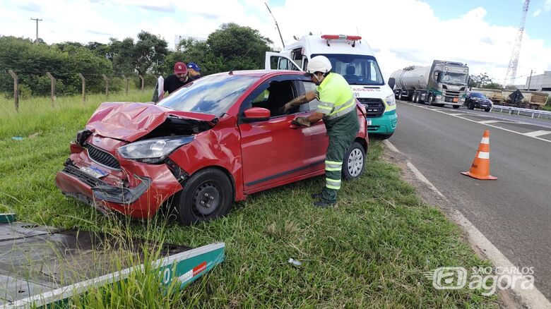 Engavetamento entre caminhões e carro é registrado na SP-310 - Crédito: SCA