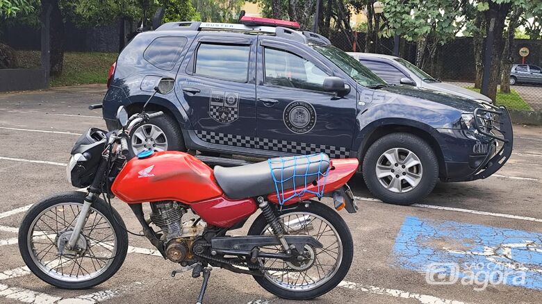 Menor é detido com motocicleta produto de furto no bairro Aracy II - Crédito: SCA