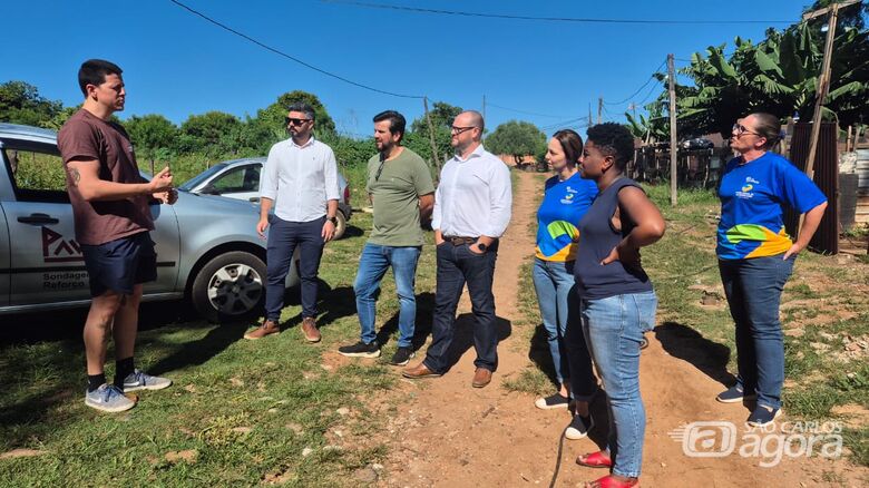 Primeira-dama visita ocupação e anuncia apoio a famílias em área de risco - 