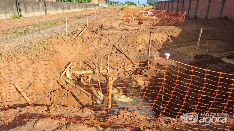 Prefeitura de Ibaté realiza desvio de rede de água para continuidade de obra de passarela no Jardim Bandeirantes - 