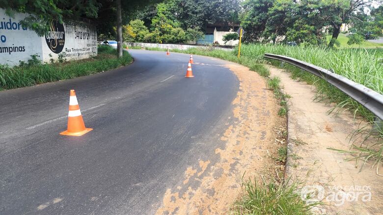 Motoboy fica ferido após cair em mancha de óleo na "Curva do Joinha" - Crédito: SCA