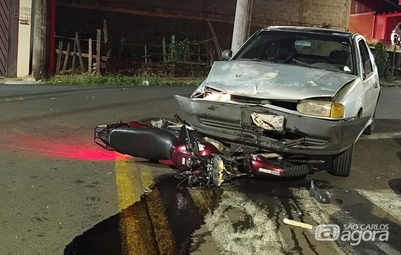Colisão frontal entre moto e carro deixa duas feridas na Vila Celina  - Crédito: Foto: Maycon Maximino/São Carlos Agora