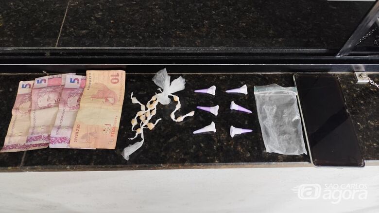 Casal é preso pela GCM com drogas e dinheiro em ponto de tráfico no Jardim Botafogo - Crédito: Foto: Maycon Maximino/São Carlos Agora