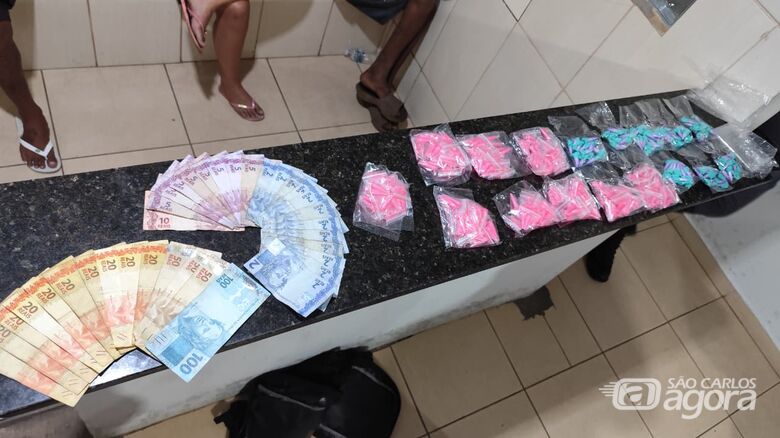 Homem suspeito de abastecer pontos de tráfico é preso com drogas pela Força Tática no São Carlos 8 - Crédito: Foto: Maycon Maximino/São Carlos Agora