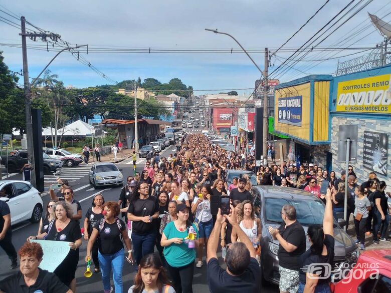 Os manifestantes gritaram palavras de ordem e usaram cartazes para protestas contra o governo municipal - Crédito: SCA