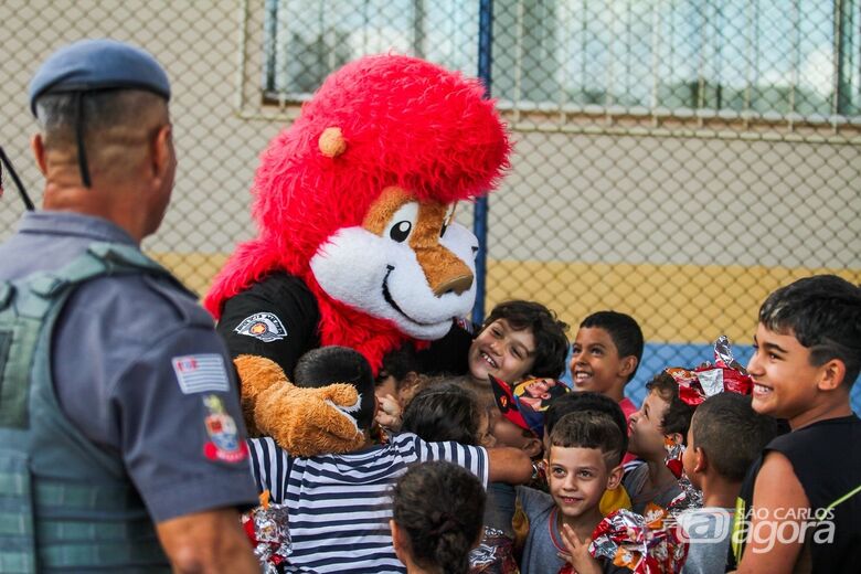 Ação solidária da PM leva ovos de Páscoa a alunos em Santa Eudóxia - Crédito: Lourival Izaque 