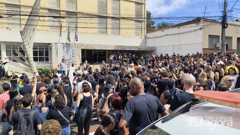 Manifestantes reunidos defronte ao paço municipal - Crédito: SCA