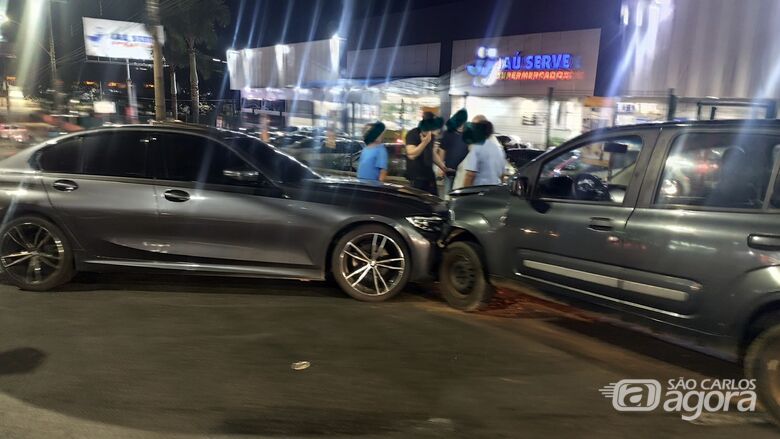 Colisão envolvendo BMW é registrada na Avenida São Carlos -
