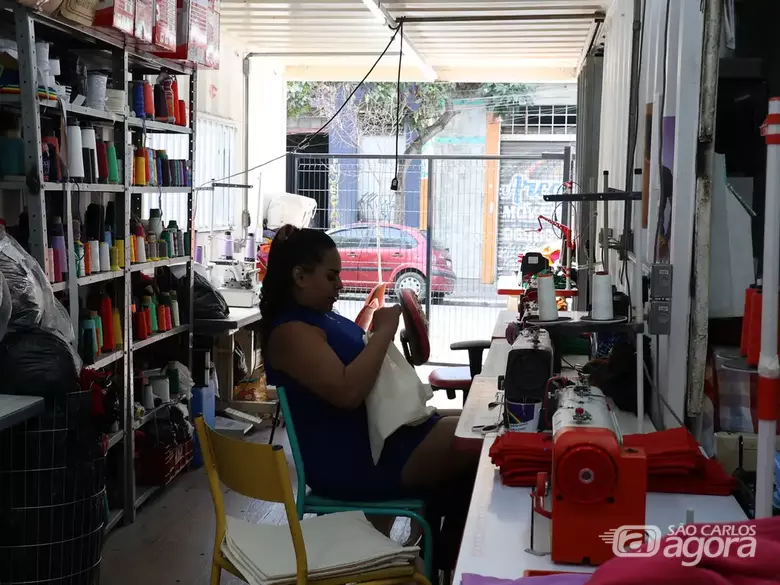 Costureira trabalhando - Crédito: Agência Brasil