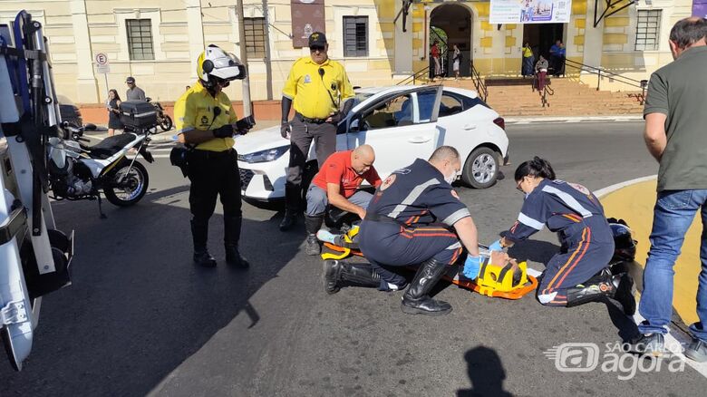 Colisão entre carro e moto deixa homem ferido no Centro  - Crédito: SCA