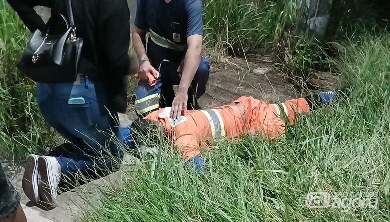 Coletor de lixoé atropelado por motociclista que foge sem prestar socorro em São Carlos - Crédito: SCA