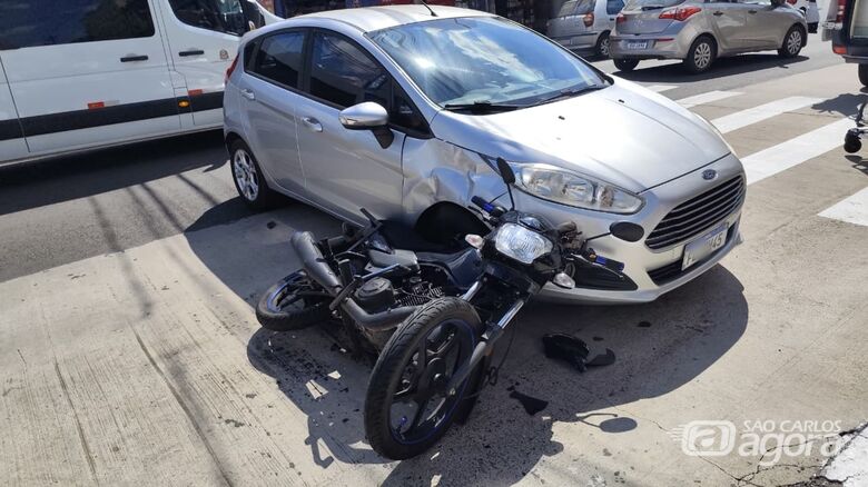 Colisão entre moto e carro deixa mulher ferida na avenida São Carlos - Crédito: SCA