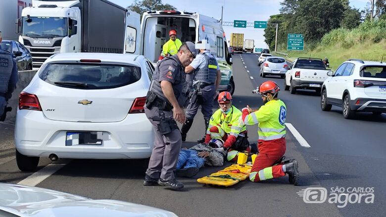 Motociclista é arrastado por mais de 150 metros na Rodovia Washington Luís e fica gravemente ferido - Crédito: SCA