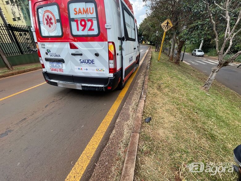 Queda de moto deixa dois jovens feridos na região do Shopping São Carlos - Crédito: SCA