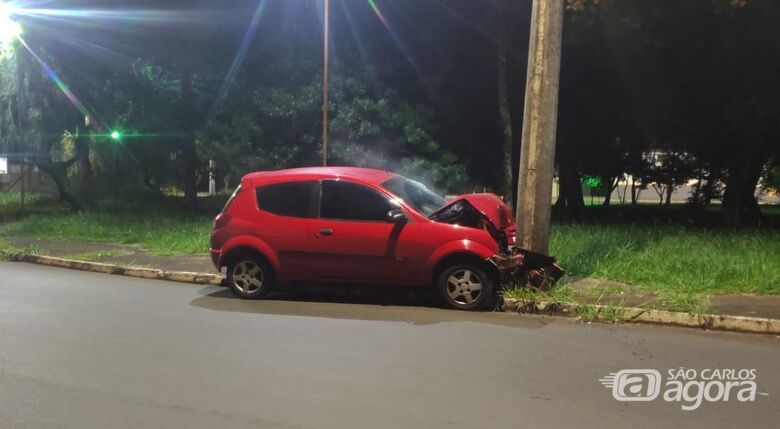 Carro colide contra poste no Santa Felícia durante a madrugada - Crédito: SCA