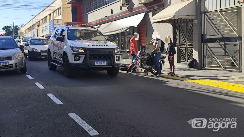 Motociclista fica ferido após colisão traseira no Centro - Crédito: SCA