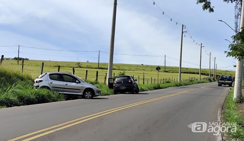 Carro se solta de guincho e atinge outro veículo em São Carlos - Crédito: SCA