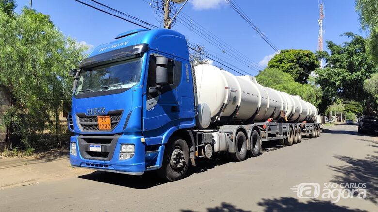 Caminhão roubado é localizado abandonado em posto às margens da SP-310 - Crédito: SCA