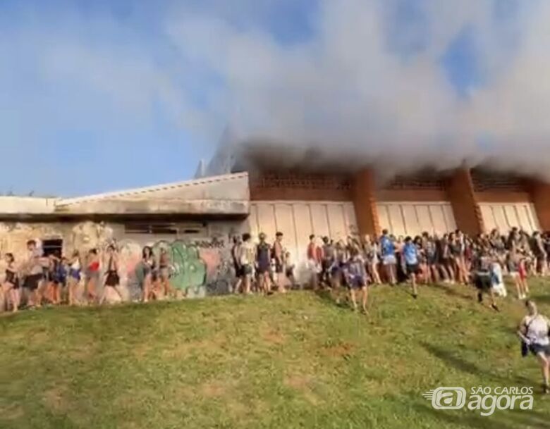 Sinalizadores provocam evacuação de ginásio durante jogo da Economíadas - 