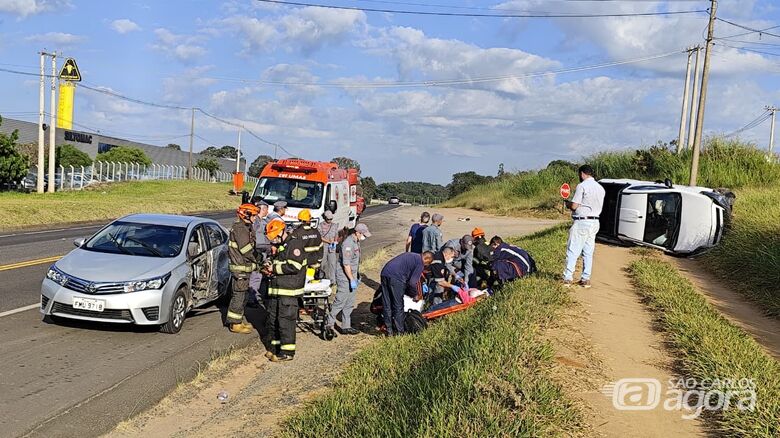 Picape capota após colisão na SP-215 e deixa três feridos em São Carlos - Crédito: SCA
