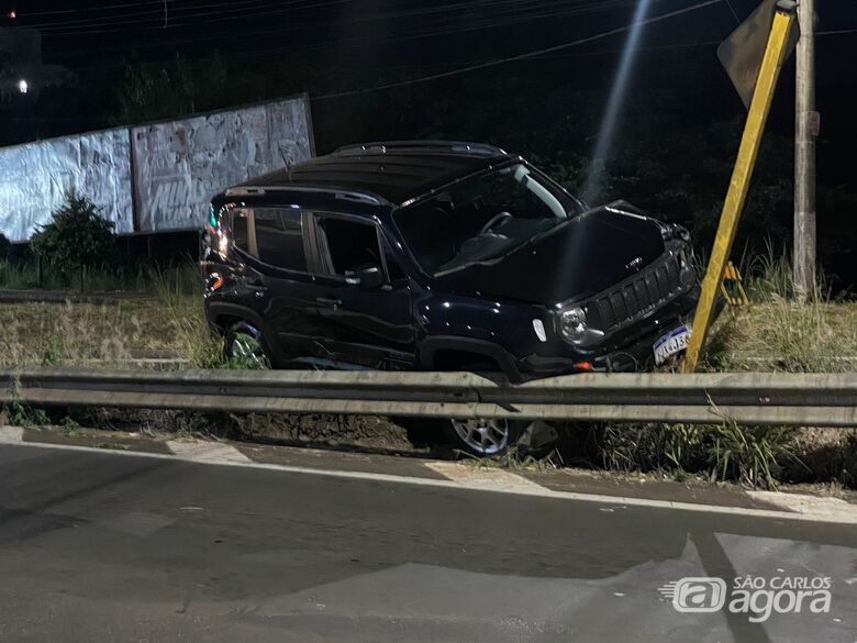 Carro colide em defensa metálica na região do Cristo  - Crédito: SCA