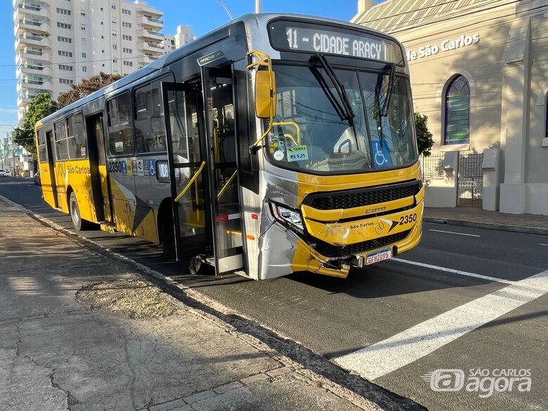 Picape avança sinal de pare e causa acidente com ônibus no Centro  - Crédito: SCA