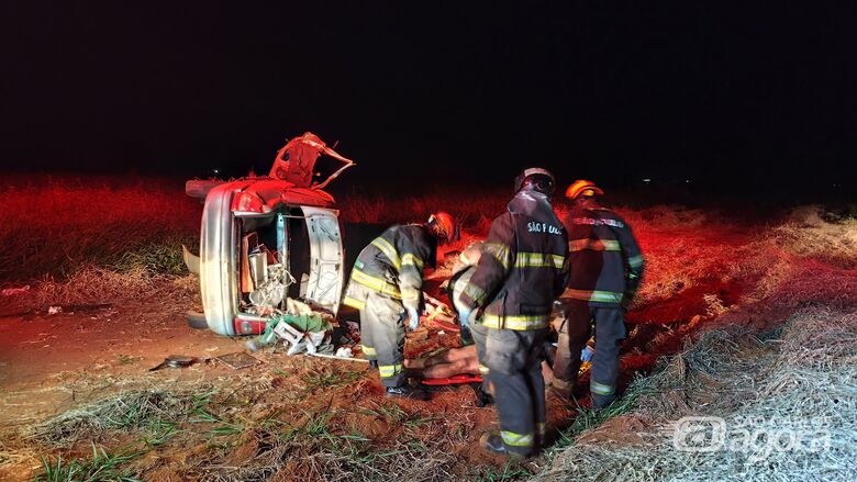 Capotamento deixa três feridos  na estrada Guilherme Scatena - Crédito: SCA